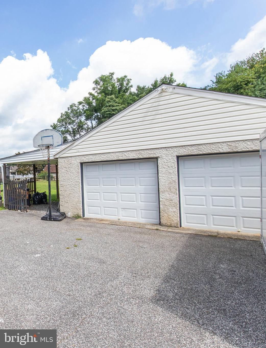1041 Cherry Tree Road Aston, PA 19014 - Photo 3 of 39