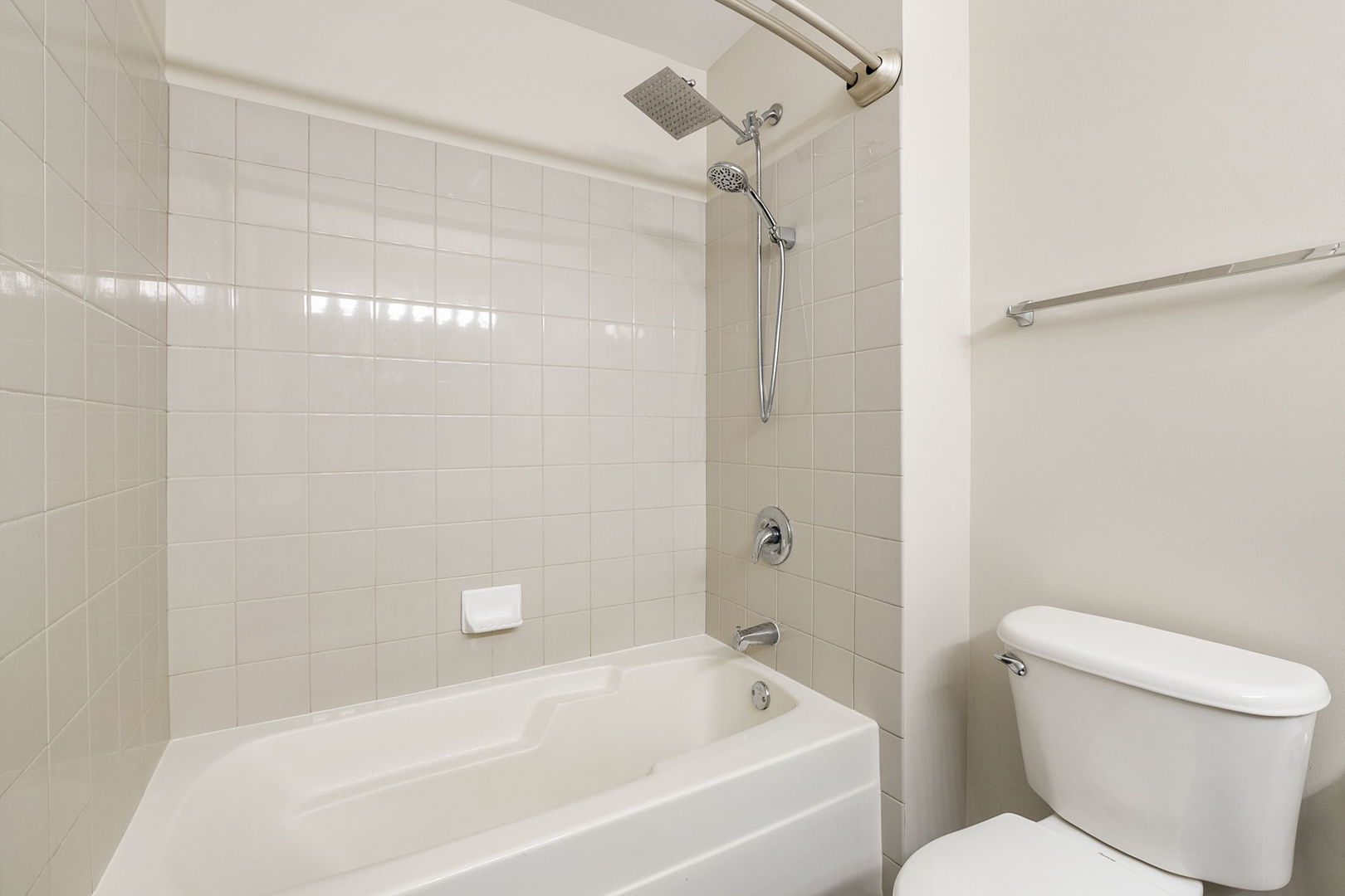 933 West Van Buren Street, Unit 516 Chicago, IL 60607 - Photo 18 of 29 a bathroom with a toilet and a bathtub