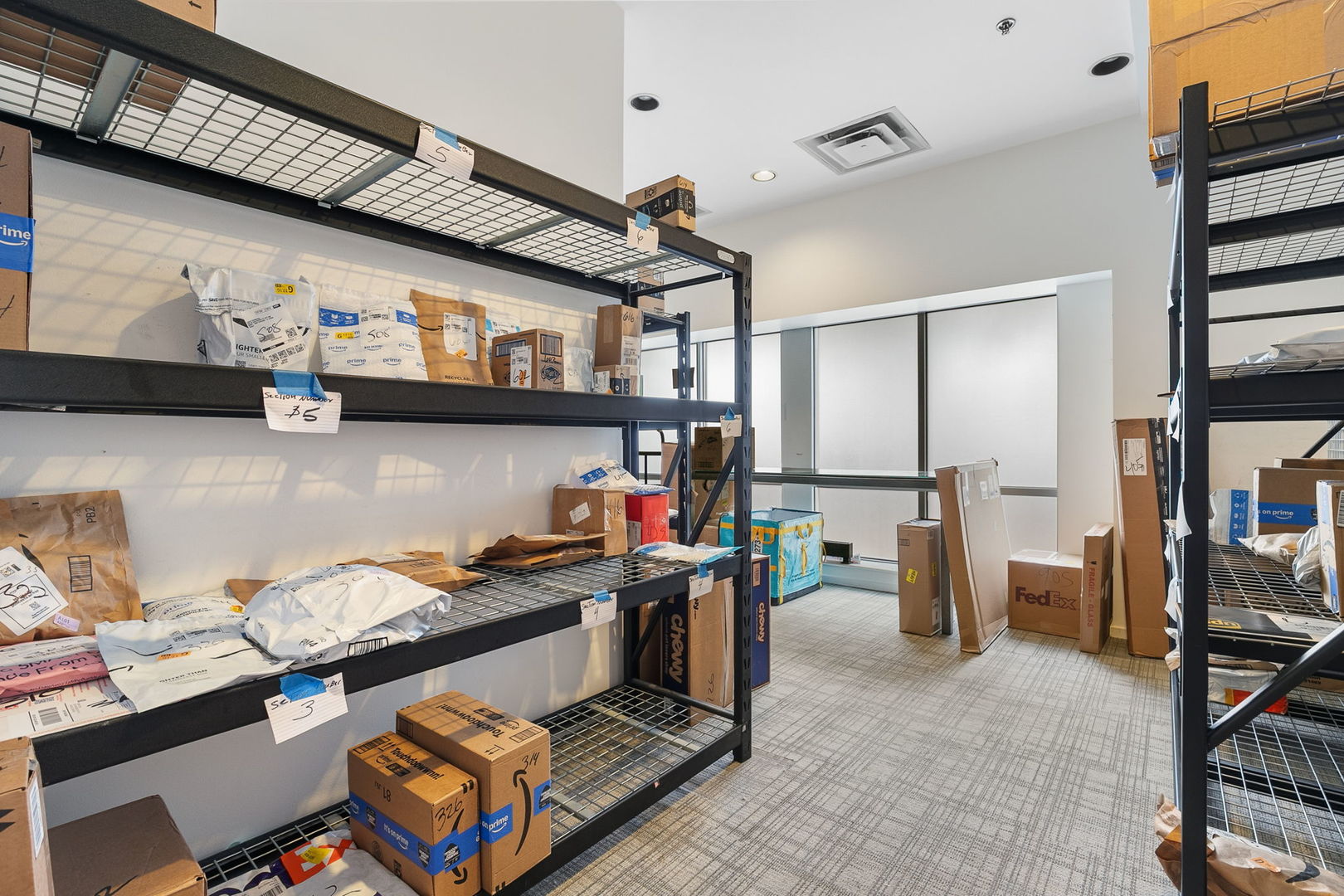 933 West Van Buren Street, Unit 516 Chicago, IL 60607 - Photo 20 of 29 a room with furniture