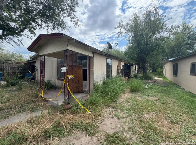 $27,000 | 907 West Crockett Street, Beeville, TX 78102