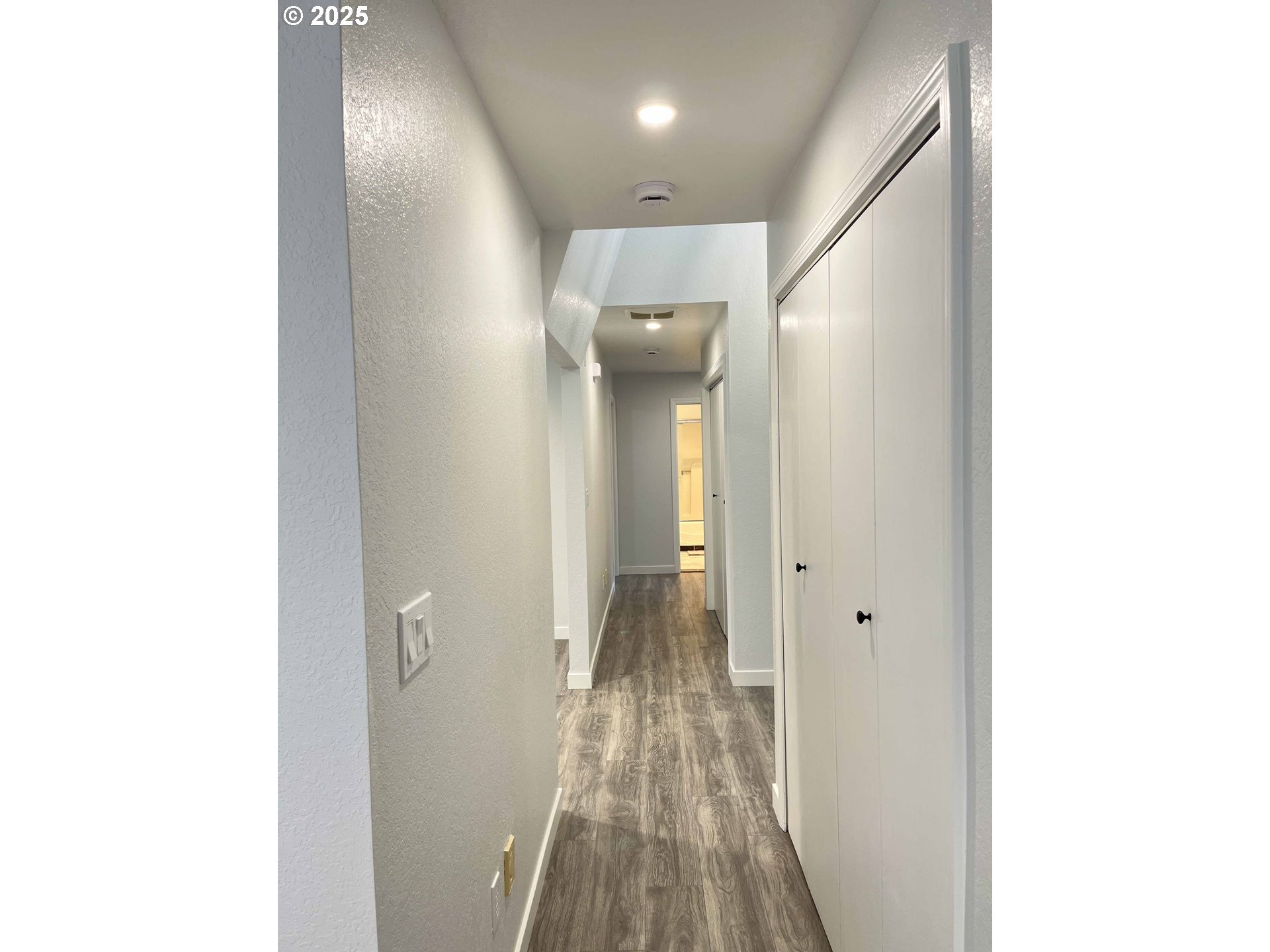 2040 11th Street Florence, OR 97439 - Photo 18 of 43 a view of a hallway