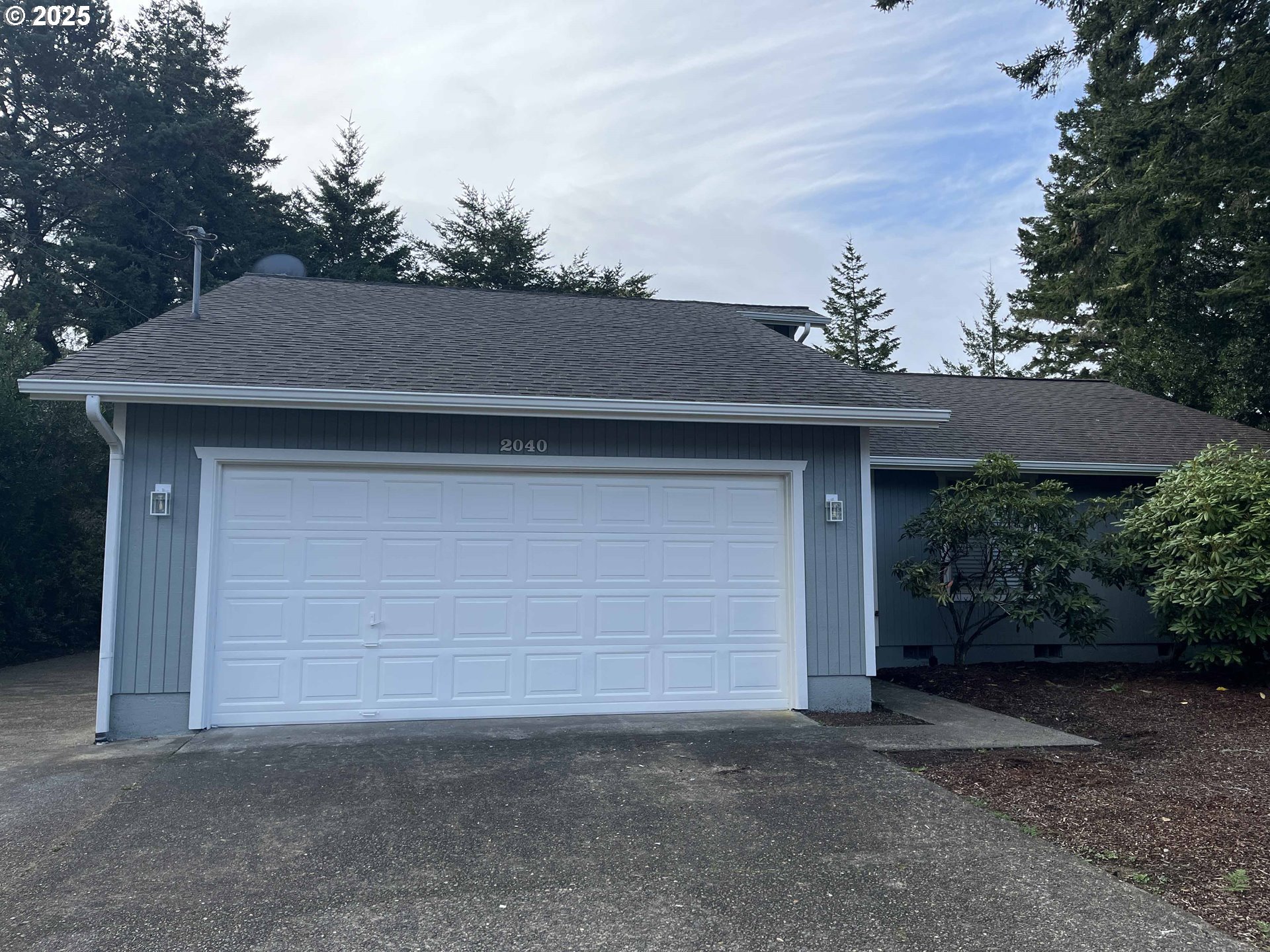 2040 11th Street Florence, OR 97439 - Photo 3 of 43 a backyard of a house