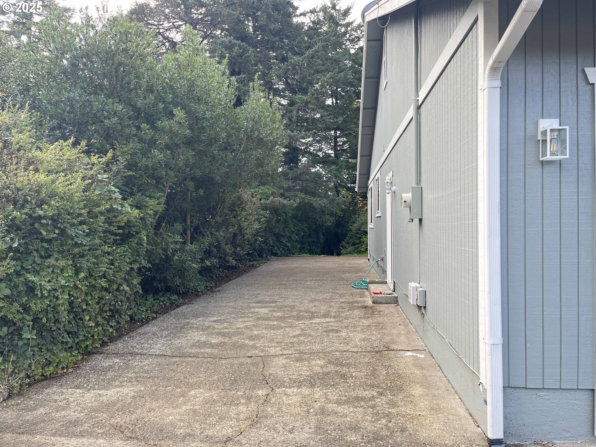2040 11th Street Florence, OR 97439 - Photo 33 of 43 a view of a pathway of a house