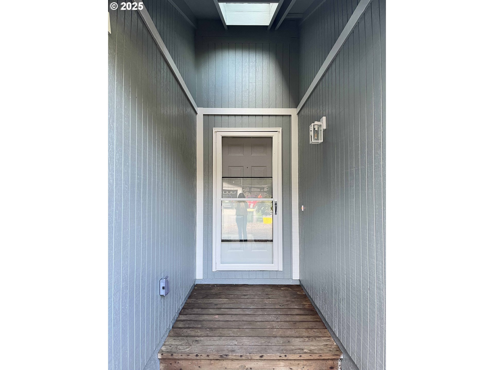 2040 11th Street Florence, OR 97439 - Photo 6 of 43 a view of an entryway