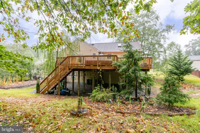 a view of a house with yard and plants