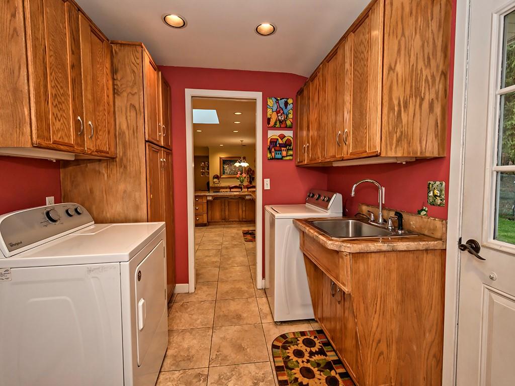 936 Field Club Road Pittsburgh, PA 15238 - Photo 13 of 25 Laundry room and mud room