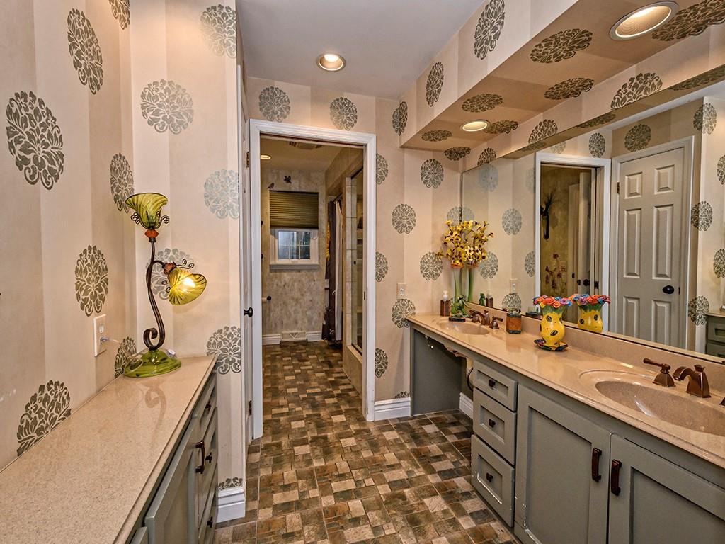 936 Field Club Road Pittsburgh, PA 15238 - Photo 16 of 25 Owner's suite bathroom