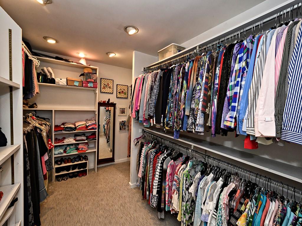 936 Field Club Road Pittsburgh, PA 15238 - Photo 18 of 25 Owner's suite closet