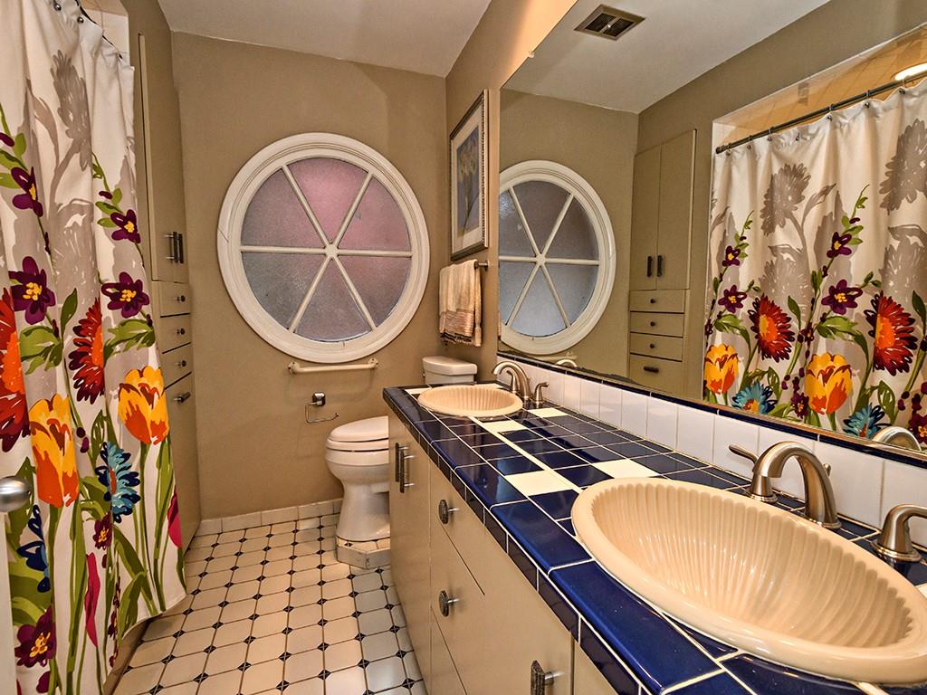 936 Field Club Road Pittsburgh, PA 15238 - Photo 22 of 25 Center Hall Full bathroom