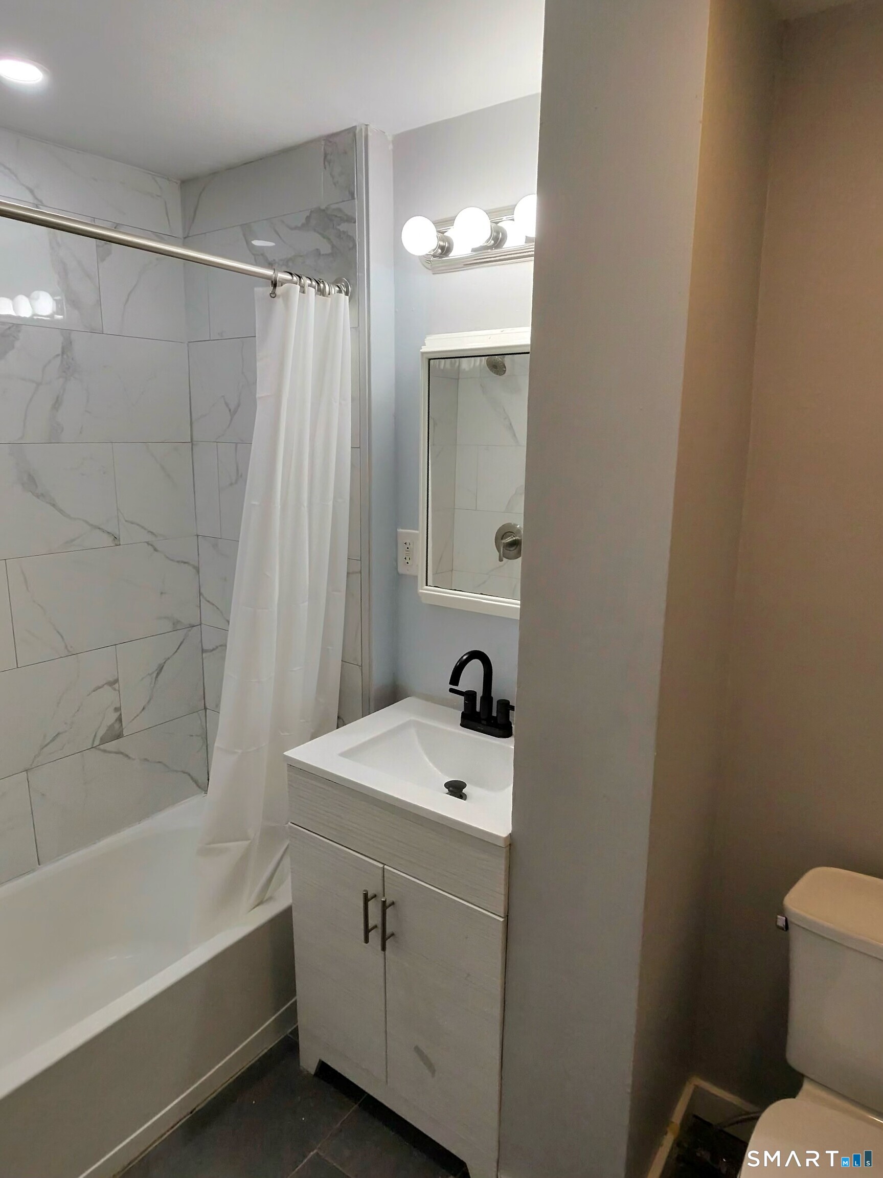 982 Pembroke Street, Unit 2L Bridgeport, CT 06608 - Photo 4 of 13 Bathroom