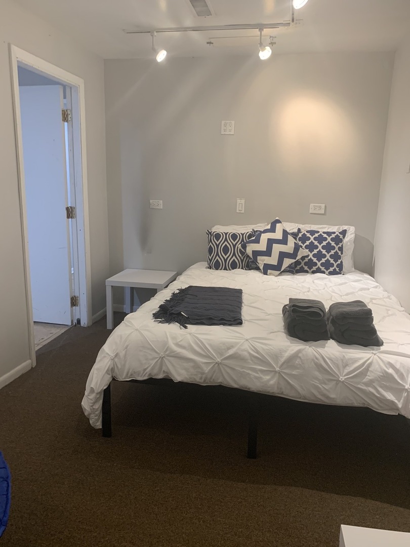 Undisclosed Address Chicago, IL 60657 - Photo 9 of 11 a bedroom with a bed and a stove