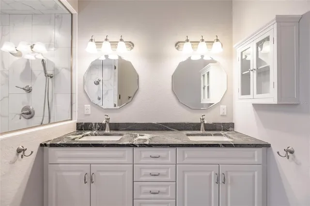 a view of empty room with a ceiling fan