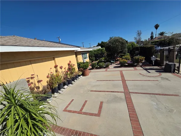 a view of a backyard