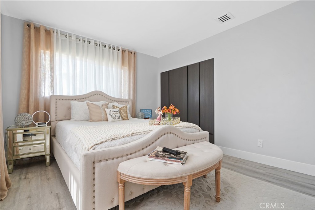 536 Cavanagh Road Glendale, CA 91207 - Photo 12 of 39 a bedroom with a bed and a table