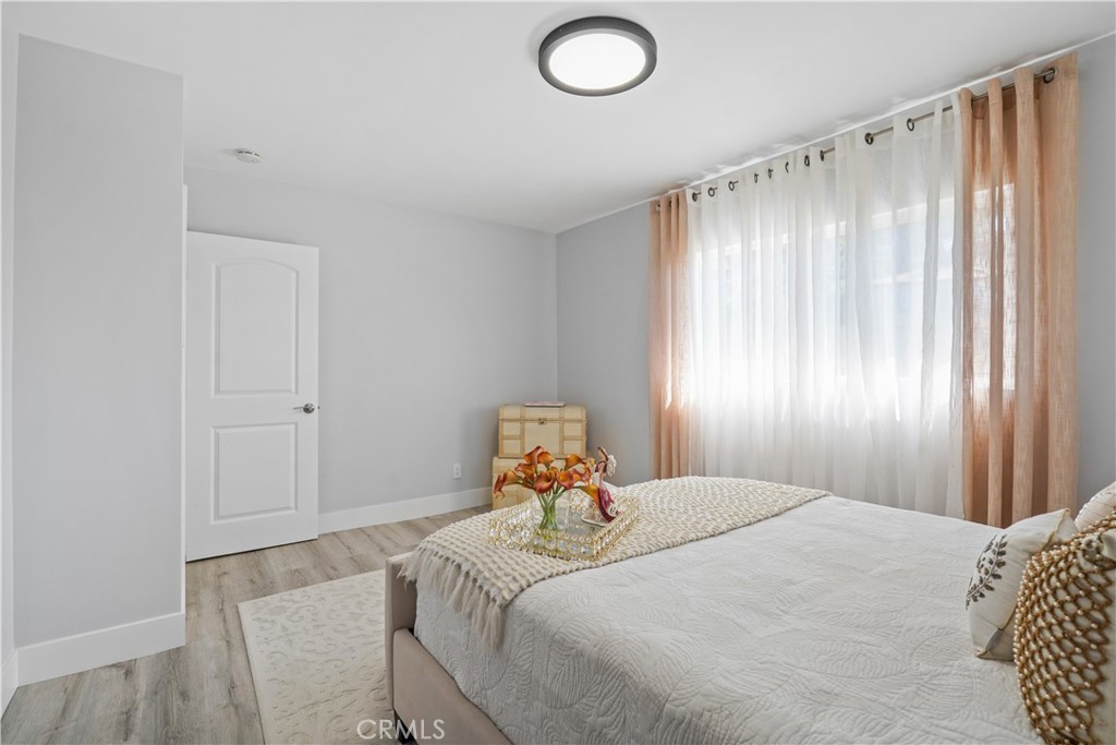 536 Cavanagh Road Glendale, CA 91207 - Photo 13 of 39 a bedroom with a bed and a window