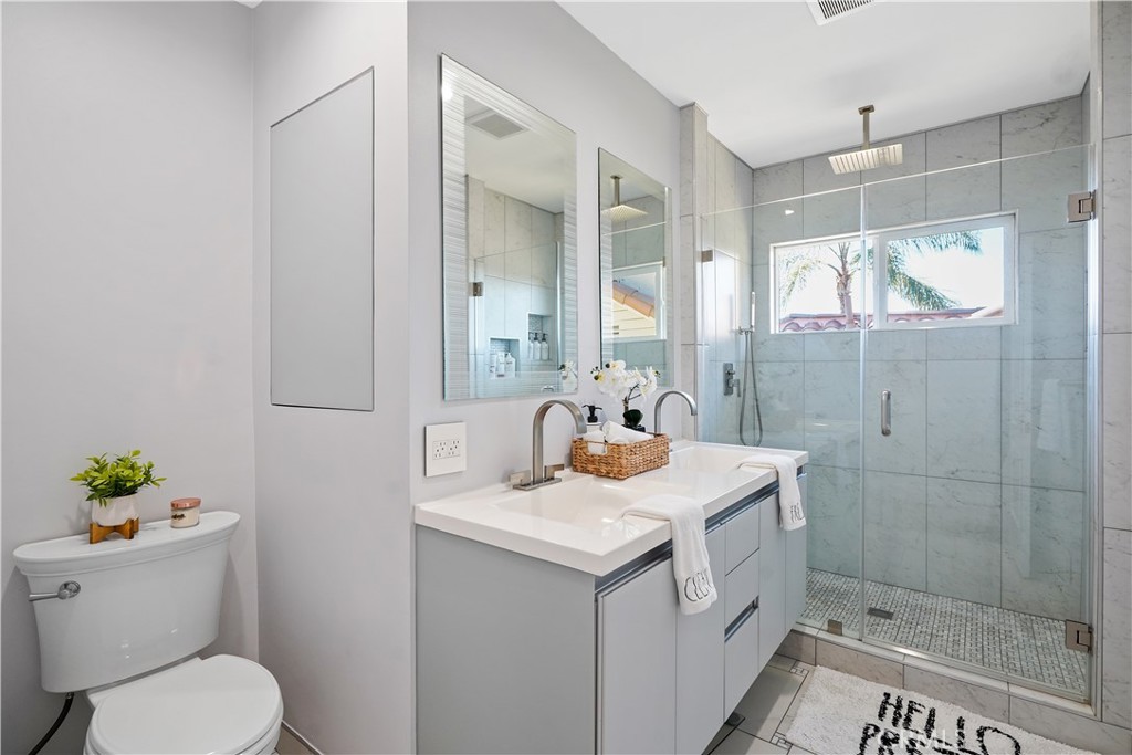 536 Cavanagh Road Glendale, CA 91207 - Photo 14 of 39 a bathroom with a sink toilet and shower