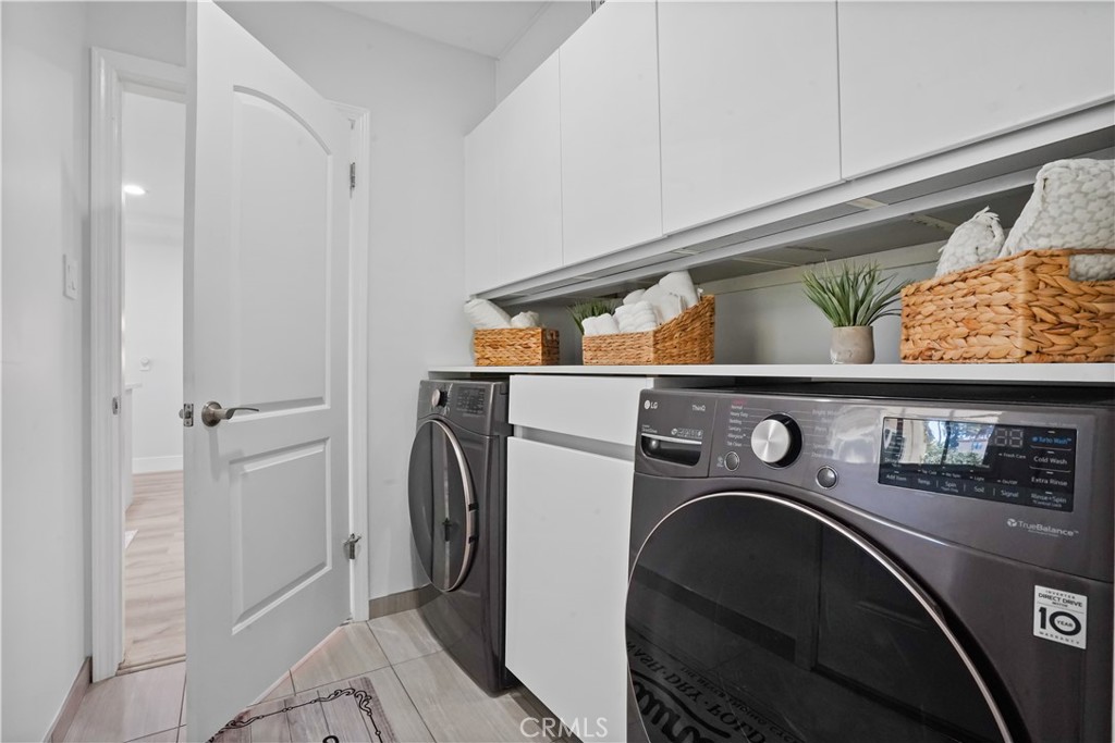 536 Cavanagh Road Glendale, CA 91207 - Photo 29 of 39 a utility room with dryer and washer