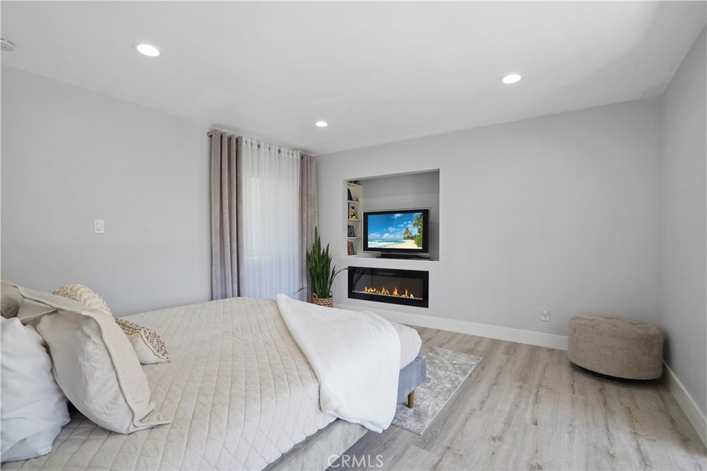 536 Cavanagh Road Glendale, CA 91207 - Photo 4 of 39 a living room with furniture and a flat screen tv
