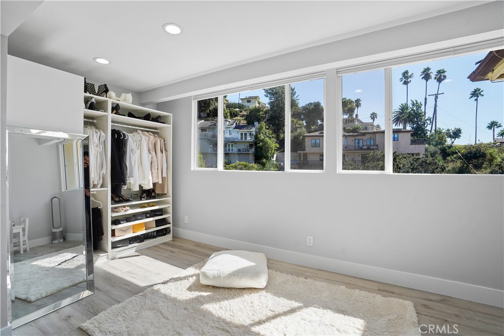 536 Cavanagh Road Glendale, CA 91207 - Photo 5 of 39 a view of a walk in closet