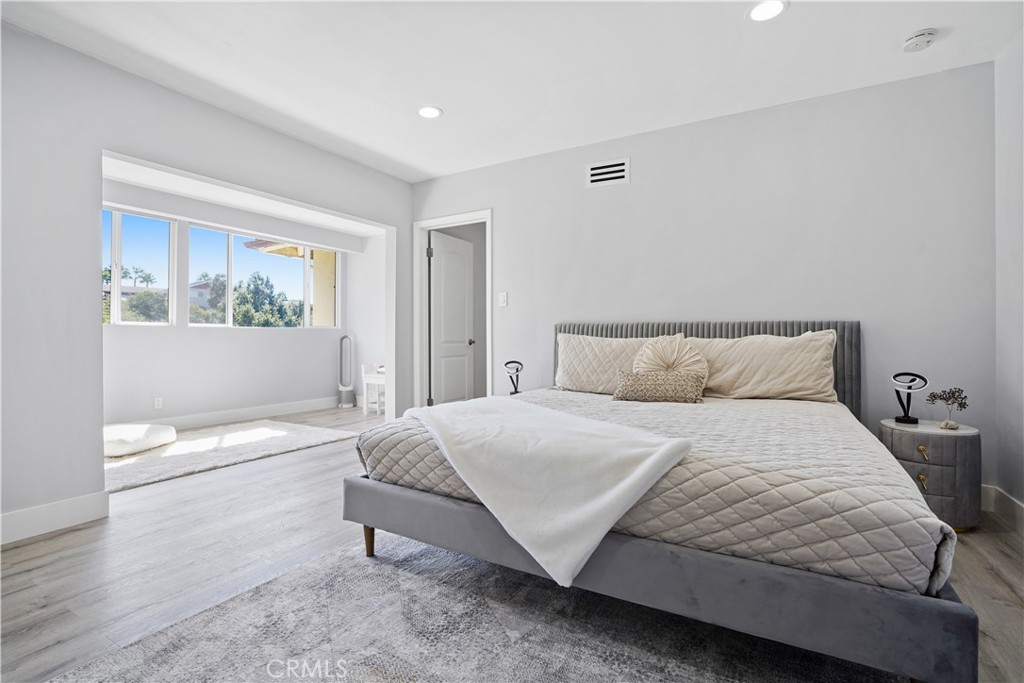 536 Cavanagh Road Glendale, CA 91207 - Photo 9 of 39 a bedroom with a bed and a window