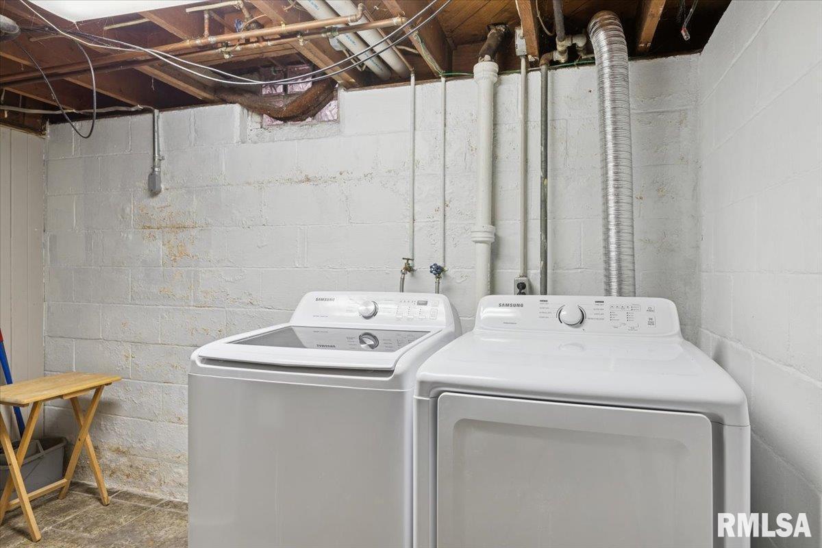 1820 33rd Street Moline, IL 61265 - Photo 21 of 25 a utility room with dryer and washer