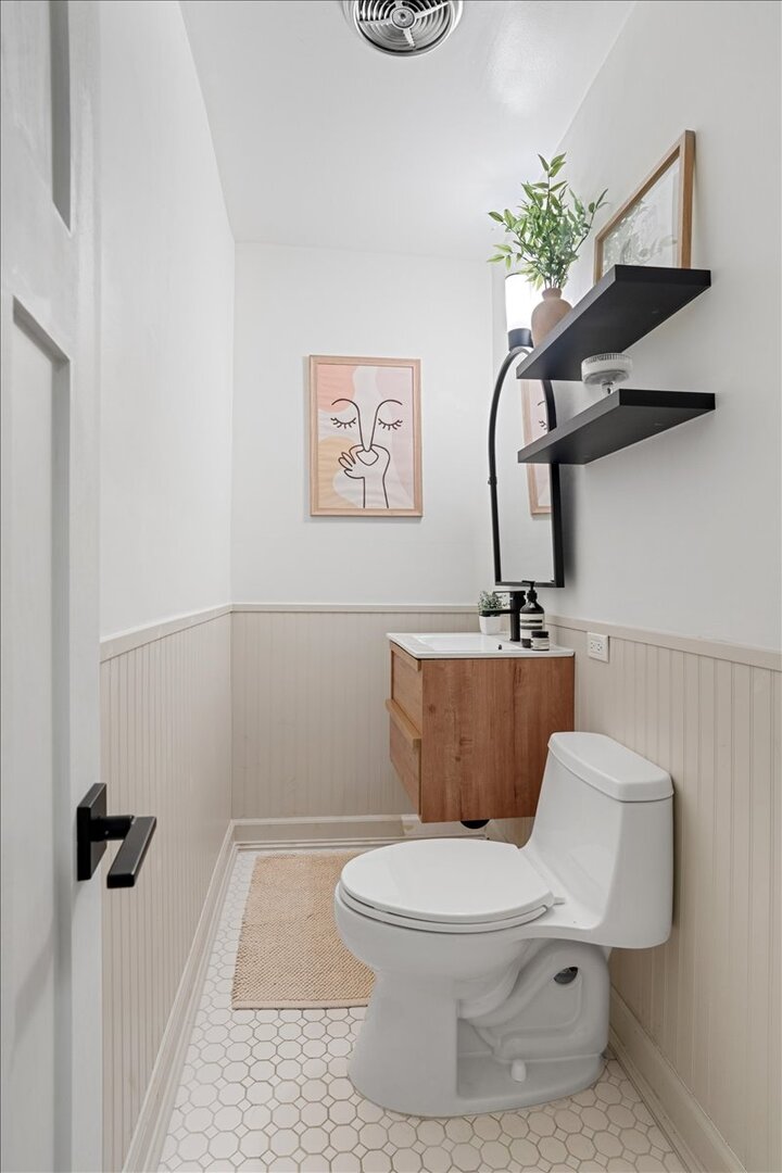 Undisclosed Address Chicago, IL 60613 - Photo 14 of 19 a bathroom with a toilet a sink and mirror