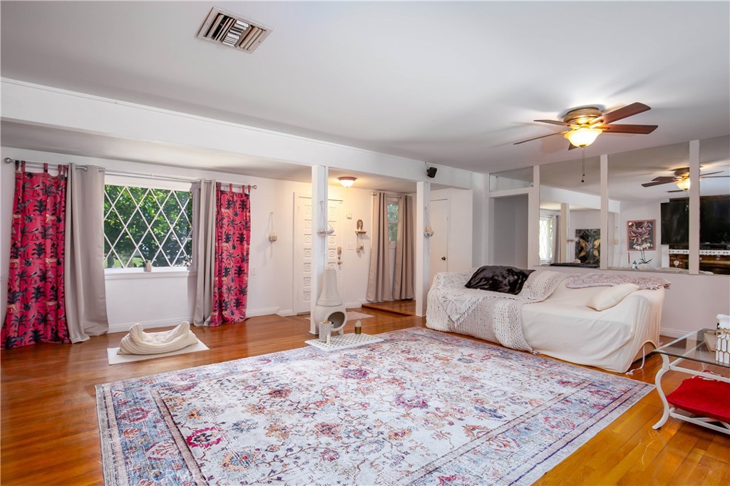 20748 Vose Street Winnetka, CA 91306 - Photo 5 of 26
