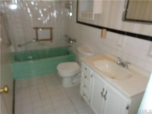 800 Daniels Street Raleigh, NC 27605 - Photo 16 of 23 2nd bath with tile surround.