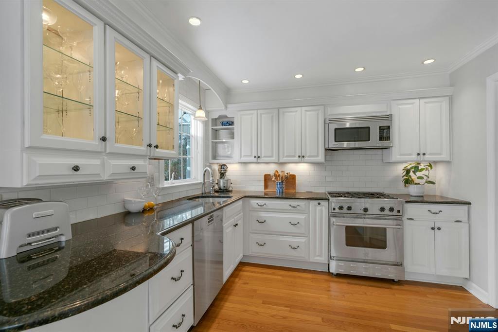 724 West Saddle River Road Ho-Ho-Kus, NJ 07423 - Photo 5 of 26