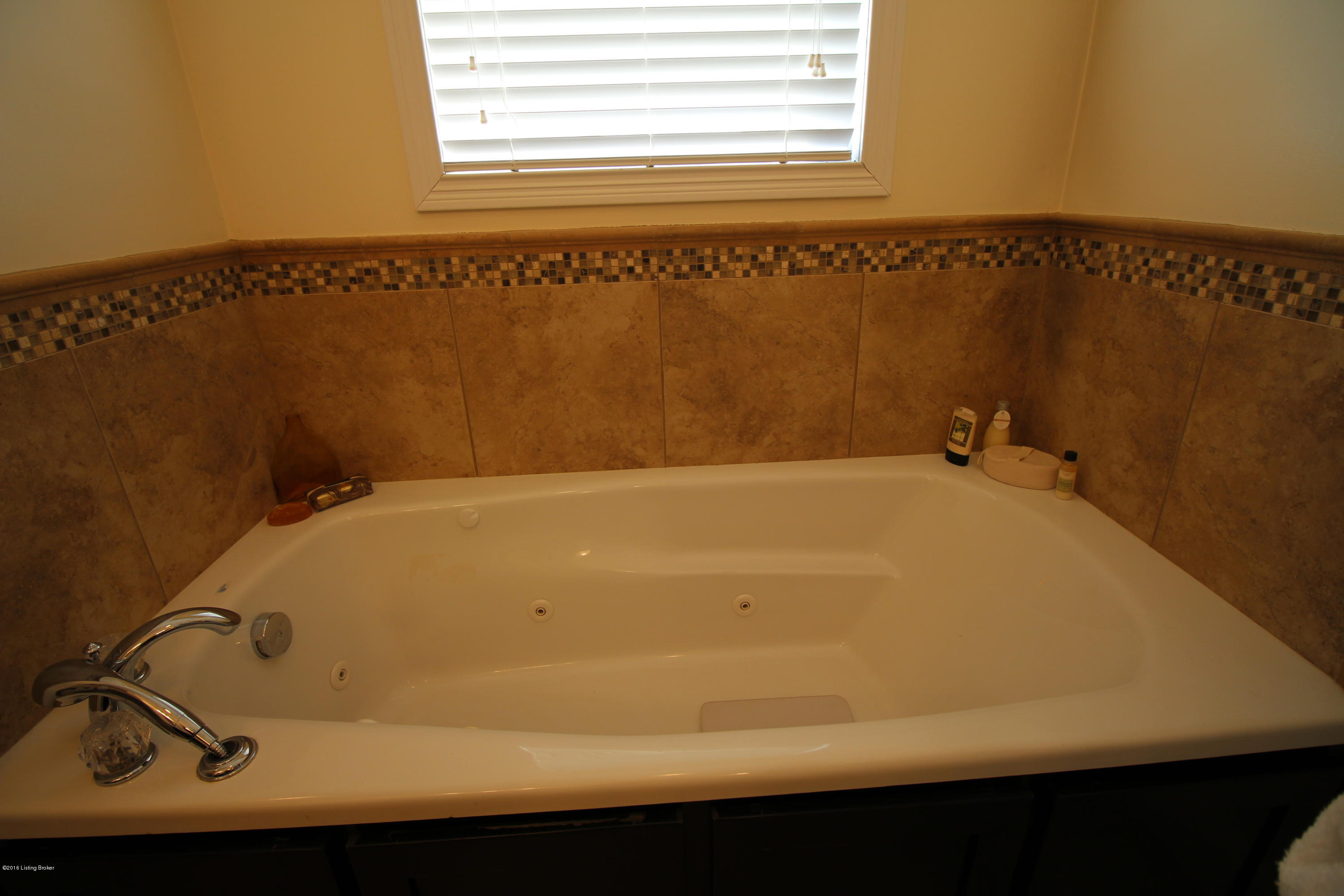 7115 Lawrenceburg Road Bloomfield, KY 40008 - Photo 39 of 43 GARDEN TUB