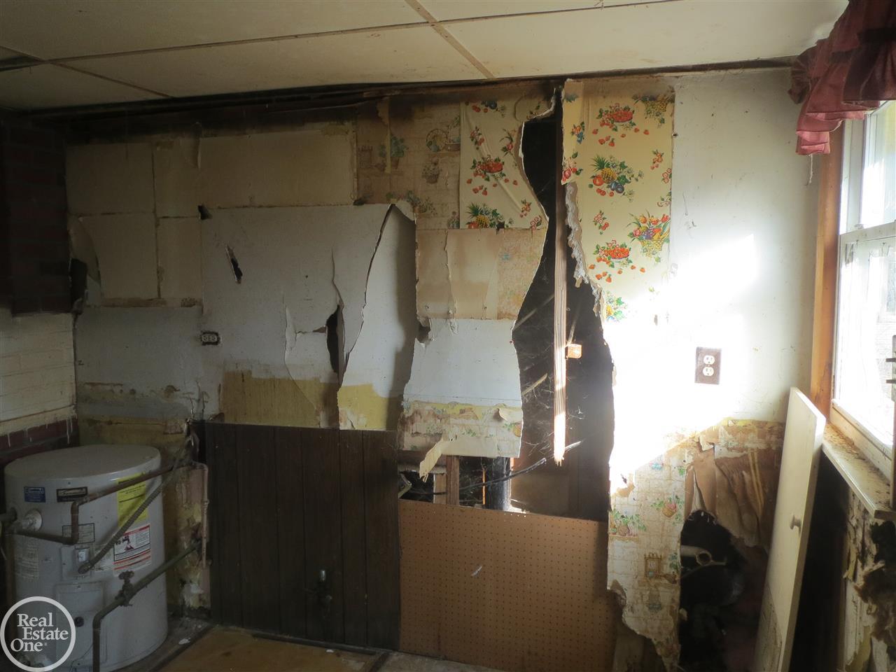 1878 Weir Road Walled Lake, MI 48390 - Photo 17 of 30 31373718-16.JPG