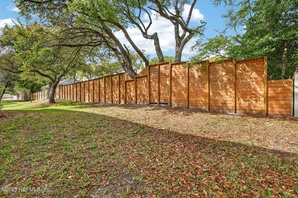 a view of a backyard