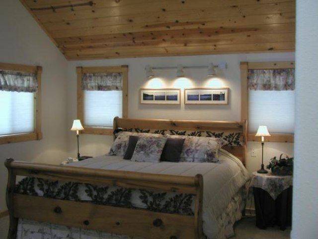 14801 Tyrol Road Truckee, CA 96161 - Photo 5 of 7 a bedroom with a bed and a window