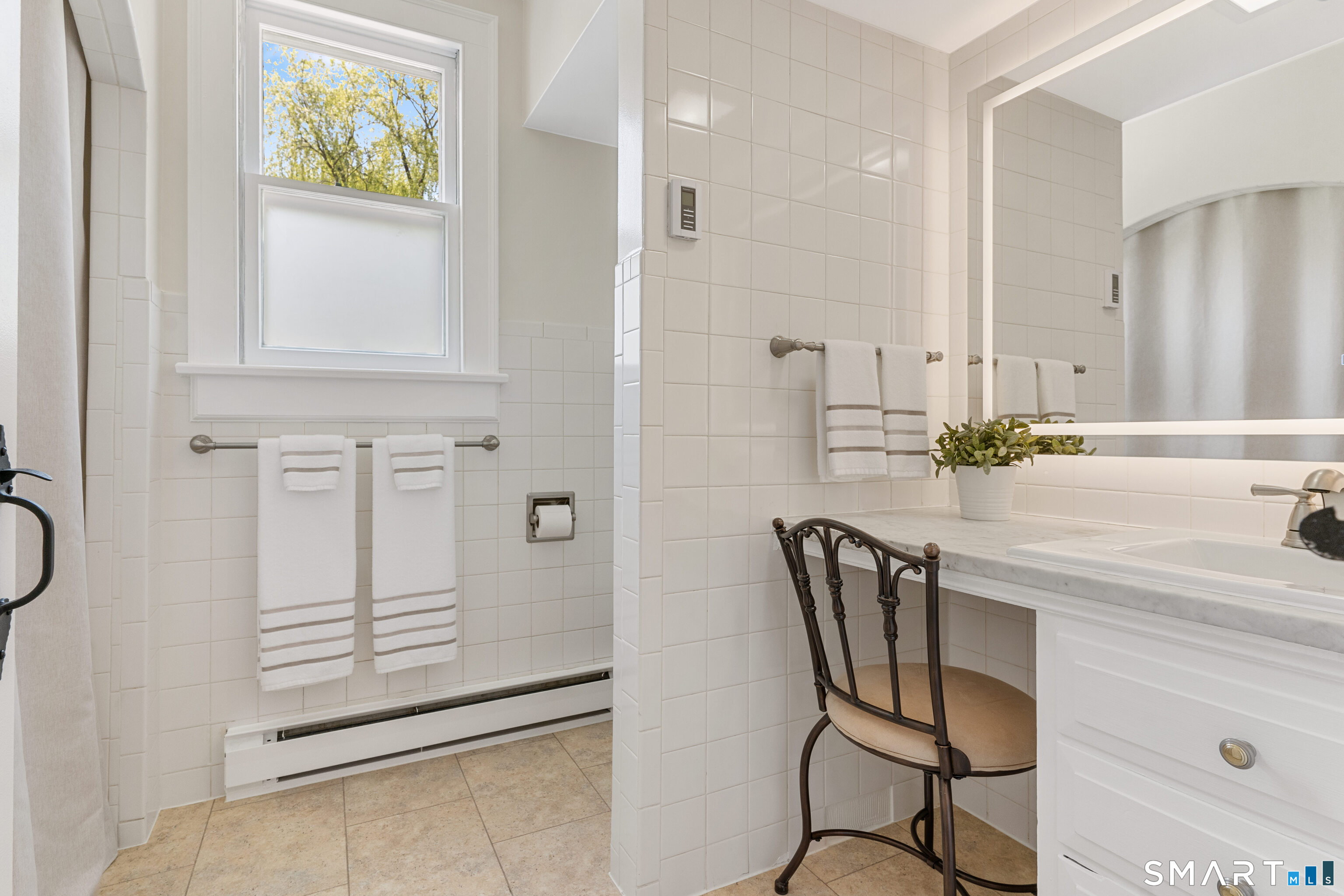 93 Upton Road Ashford, CT 06278 - Photo 21 of 40 Second main level full bathroom w/vanity, loo, & tub/shower.