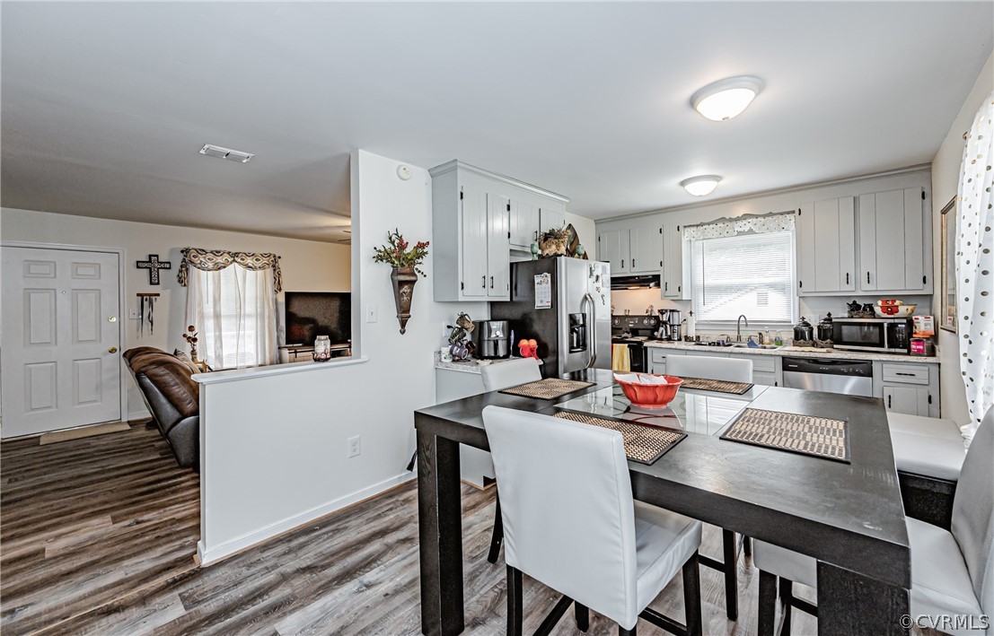 3902 Echo Ridge Court Midlothian, VA 23112 - Photo 34 of 42 a kitchen with a dining table and chairs