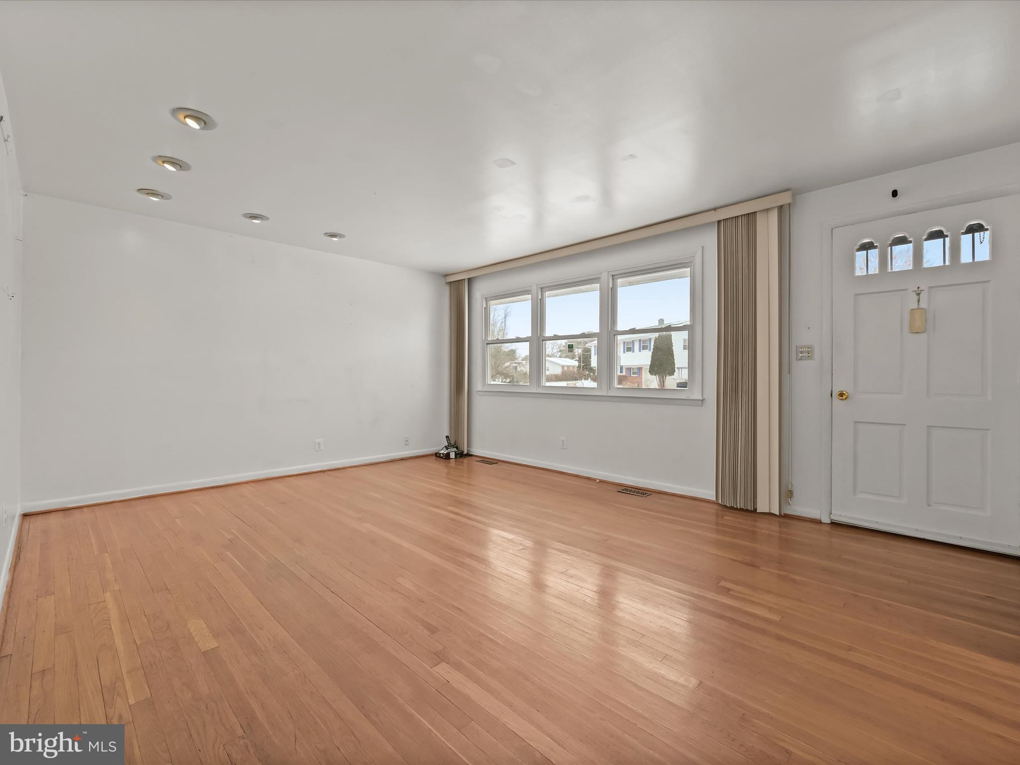 8537 Lucerne Road Randallstown, MD 21133 - Photo 8 of 49 Front entry & living room