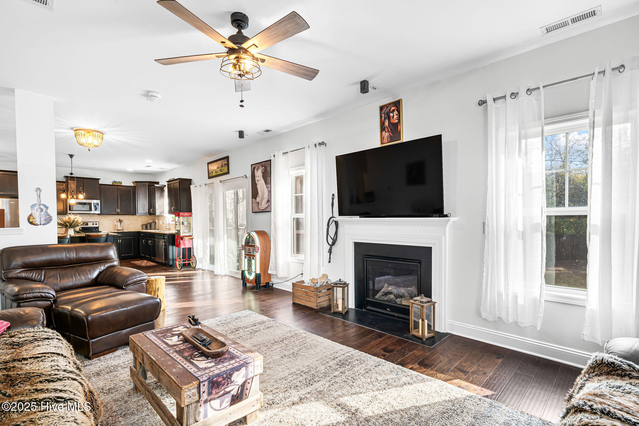 47 Thomas Lane Hampstead, NC 28443 - Photo 8 of 30 Living Room