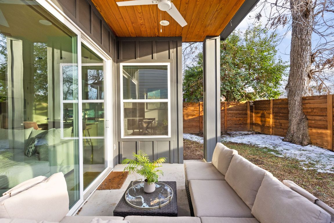 5109 Glissman Road, Unit 1 Austin, TX 78702 - Photo 36 of 39 View of sunroom / solarium