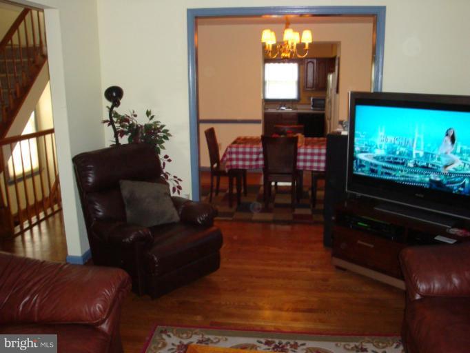 8000 Reed Court Frederick, MD 21701 - Photo 5 of 27 Living Room