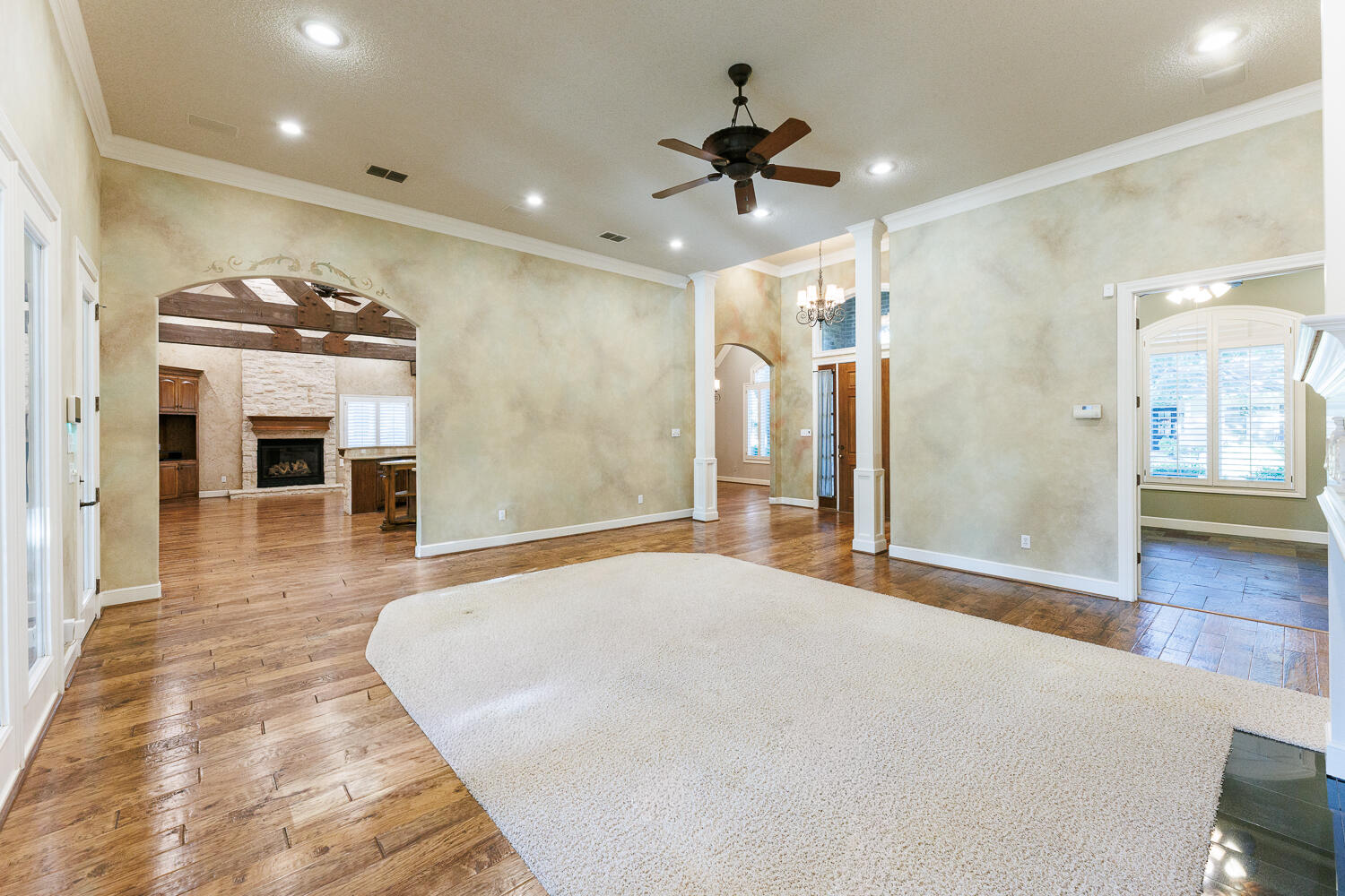 9809 Topeka Avenue Lubbock, TX 79424 - Photo 18 of 87 Living Room
