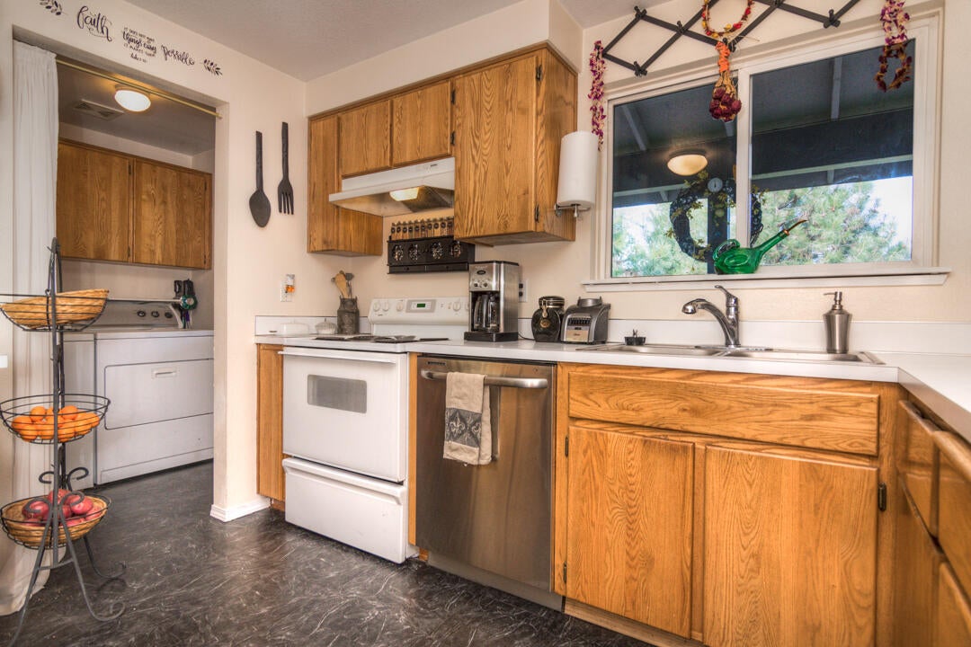 19528 Apache Road Bend, OR 97702 - Photo 15 of 27 Kitchen
