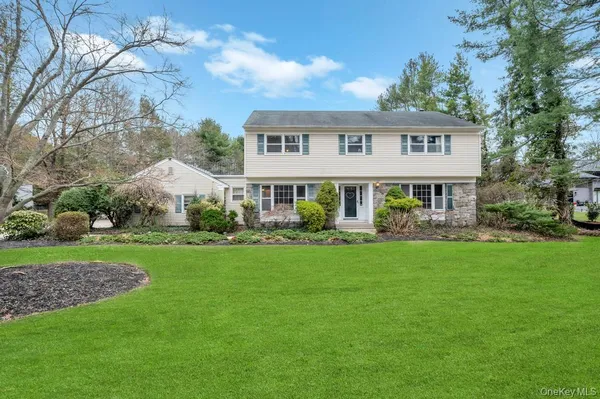 $989,000 | 330 Edgewood Avenue, Smithtown, NY 11787