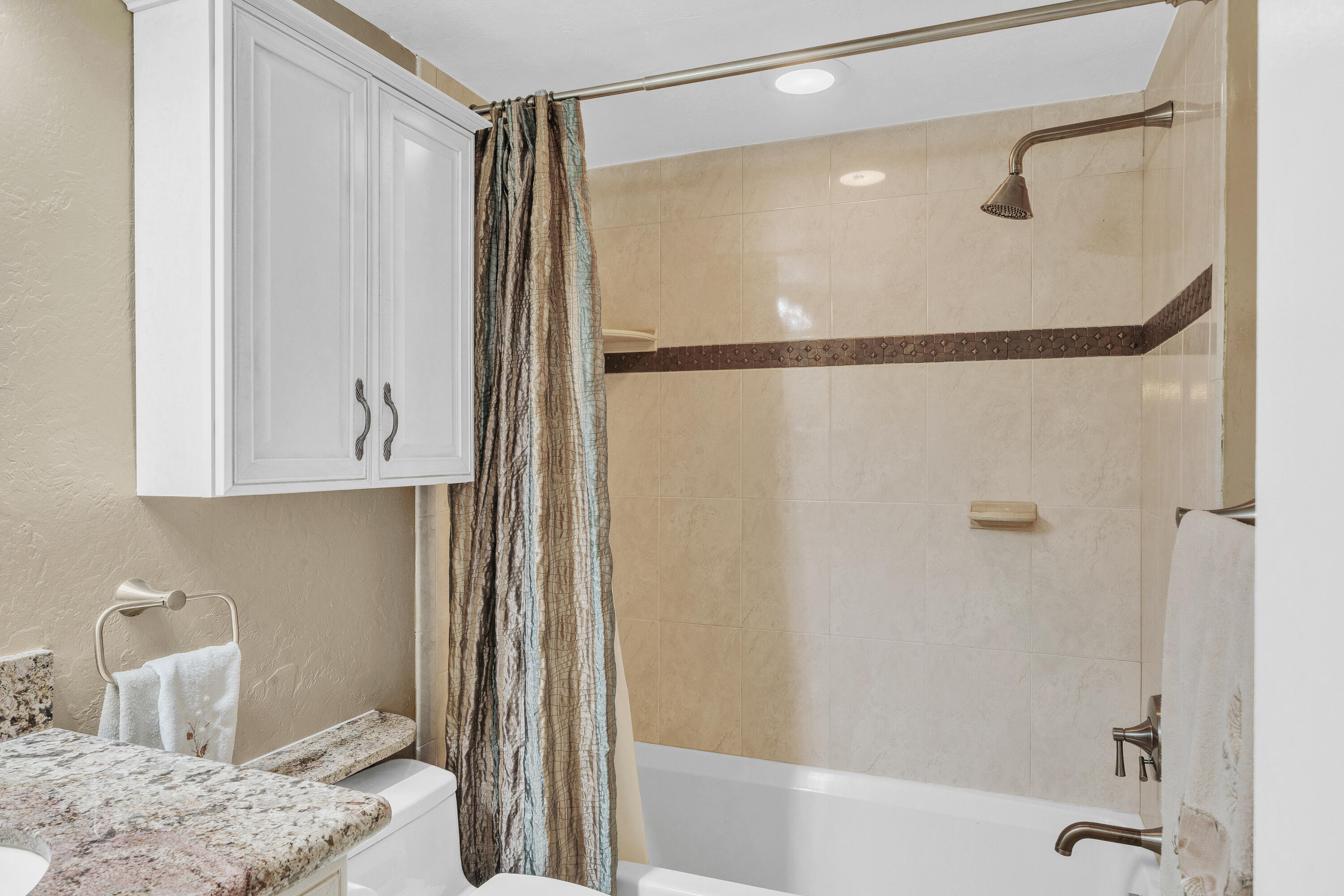 711 Northeast Harbour Terrace, Unit 409 Boca Raton, FL 33431 - Photo 32 of 42 10 Guest Bathroom (3)
