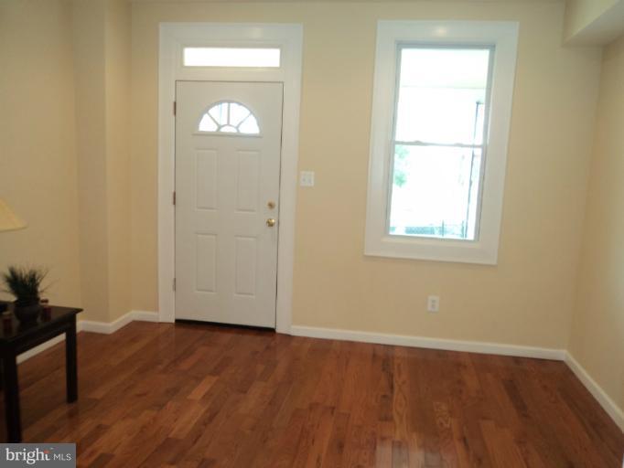 1639 L Street Northeast Washington, DC 20002 - Photo 2 of 16 Living Room