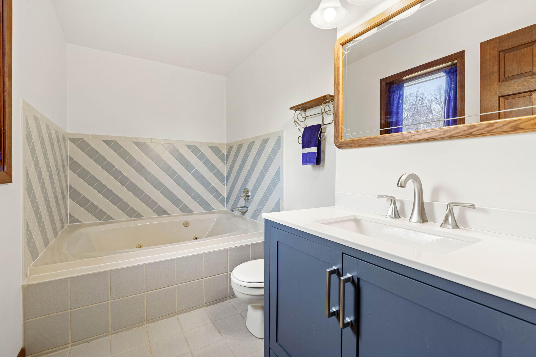 654 Harvest Court Crown Point, IN 46307 - Photo 17 of 43 a bathroom with a sink a toilet and bathtub