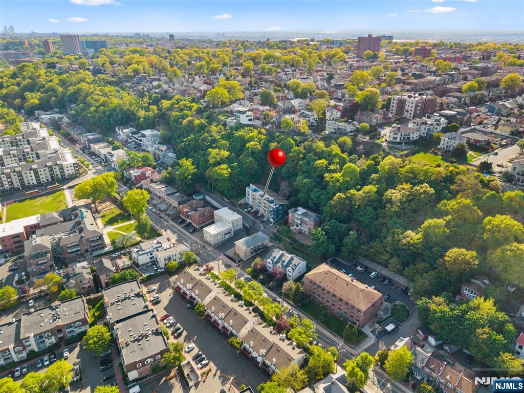 7 Oakdene Terrace, Unit 7 Edgewater, NJ 07020 - Photo 30 of 30 a view of a city