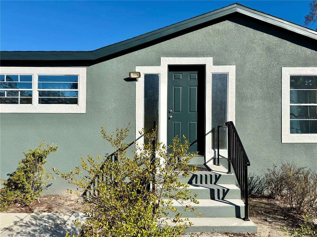 17726 Dorman Road Lithia, FL 33547 - Photo 2 of 16 a front view of a house with a yard