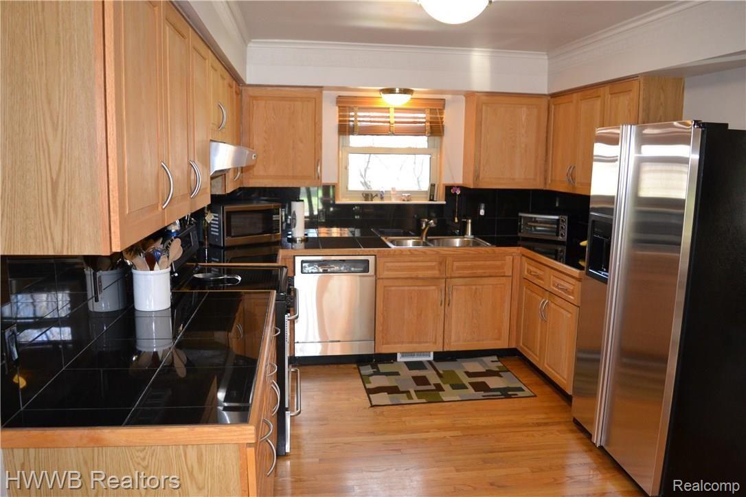 1097 Maple Leaf Drive Rochester, MI 48309 - Photo 6 of 38 Kitchen