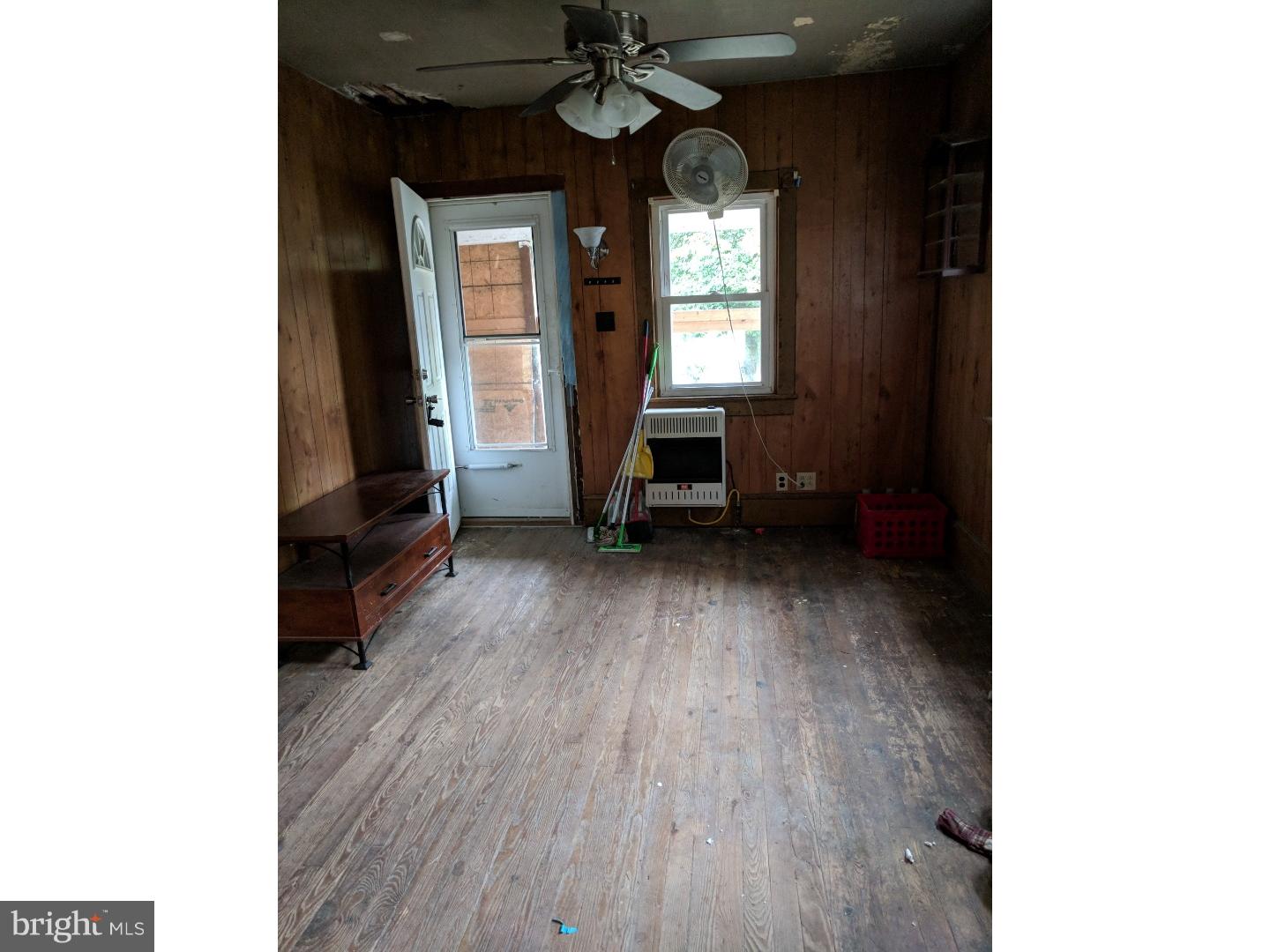 230 Penns Grove Auburn Road Carneys Point, NJ 08069 - Photo 9 of 13 Living Room