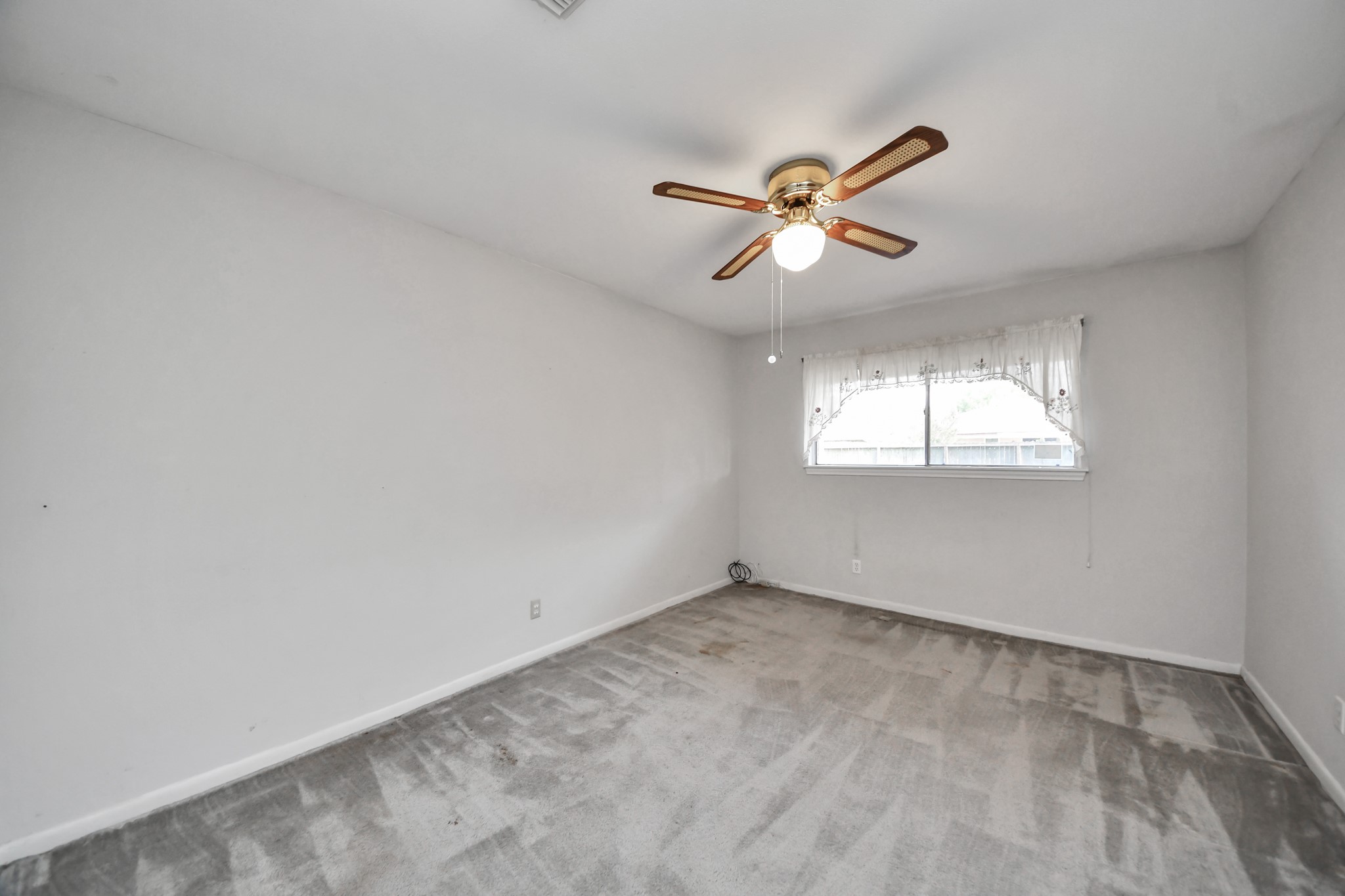 9006 Springview Lane Houston, TX 77080 - Photo 15 of 36 Third bedroom